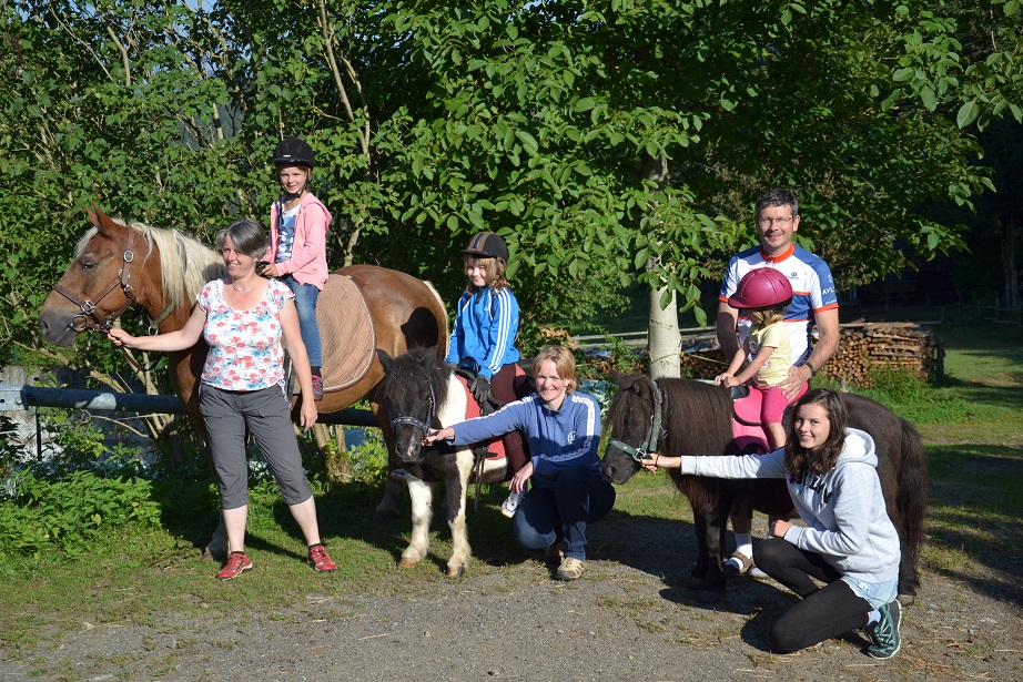 Familie beim Reittraining